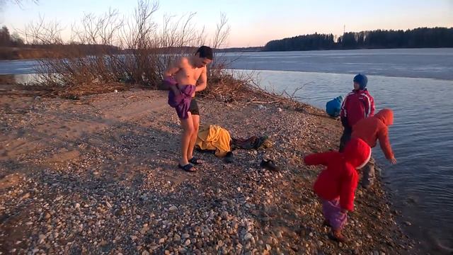Юра купается в ледяной воде (часть 1) смотреть онлайн