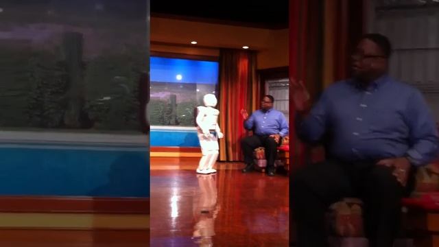 ASIMO demo at Disneyland смотреть онлайн