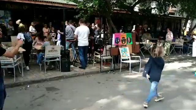 Танцы у «Уголка святого Патрика» в День города смотреть онлайн