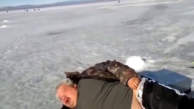 ★ Приколы на рыбалке! Пьяный рыбак спит на льду. Зимняя рыбалка. Ржач! смотреть онлайн
