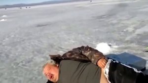 ★ Приколы на рыбалке! Пьяный рыбак спит на льду. Зимняя рыбалка. Ржач!