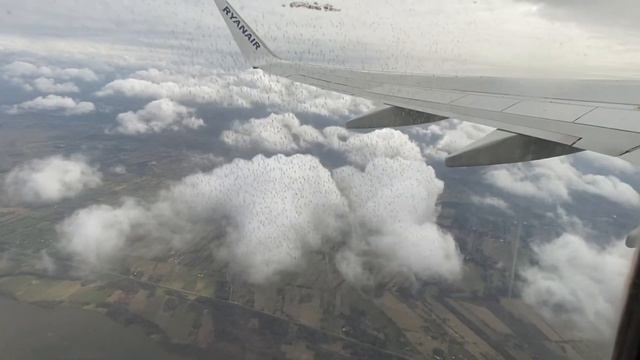 Разбег и взлет самолета Ryanair (аэропорт Варшава-Модлин) смотреть онлайн