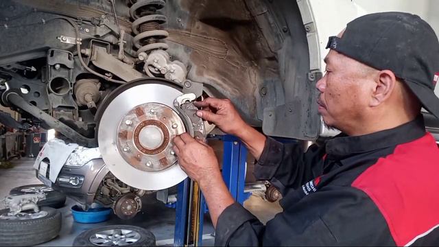 Mitsubishi Pajero ( install front brake pads) смотреть онлайн