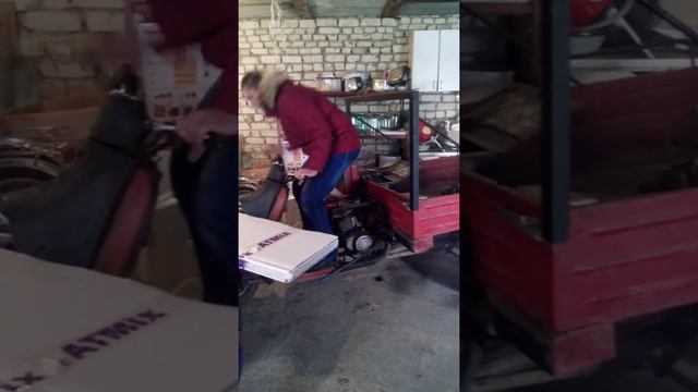 Покатушки в гараже на муравье смотреть онлайн