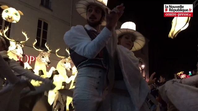 VIDÉO. Cerfs et biches illuminent Châtellerault смотреть онлайн
