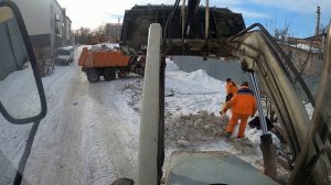 Слабонервным не смотреть.Я просто в шоке.Бабка живет как на свалке.Грузим снег.