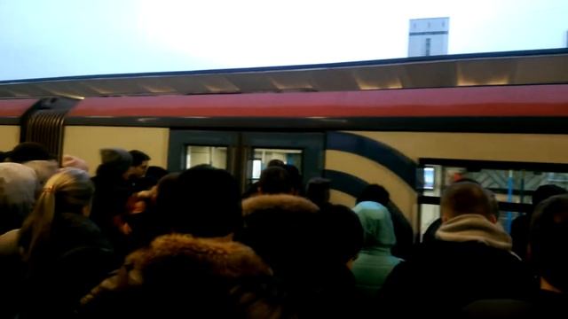 Метро Выхино в Час Пик - Что происходит утром? Давка! смотреть онлайн