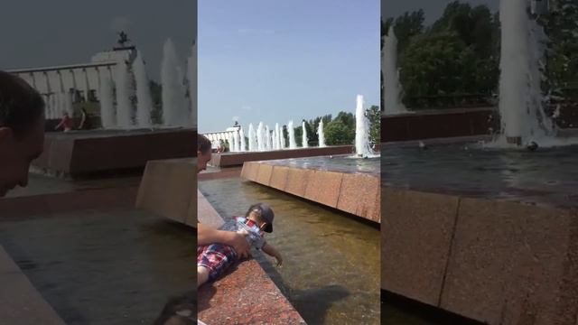Купание в фонтане смотреть онлайн