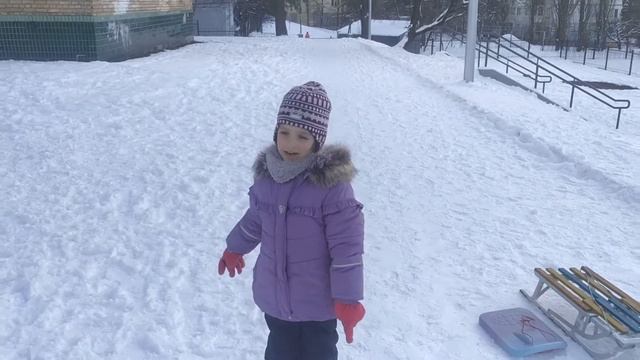 Как легко слепить снеговика в мороз или снеговичок из рыхлого снега! How to make a Snowman in frost смотреть онлайн