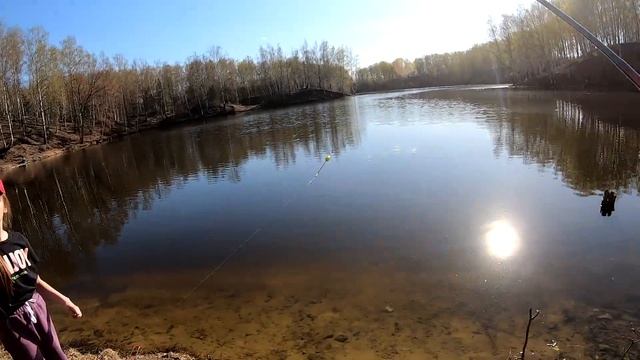 РЕКА БУРЛИТ ОТ РЫБЫ | КРУПНАЯ УКЛЕЙКА КЛЮЕТ НА ПОПЛАВОК | Белая речка #fishing #рыбалка #уклейка смотреть онлайн