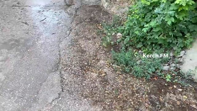 В Керчи по улице Театральной течёт канализация смотреть онлайн