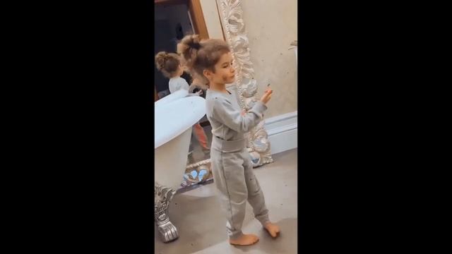 4-летняя дочь Кети Топурии красится маминой косметикой и собирается стать певицей смотреть онлайн