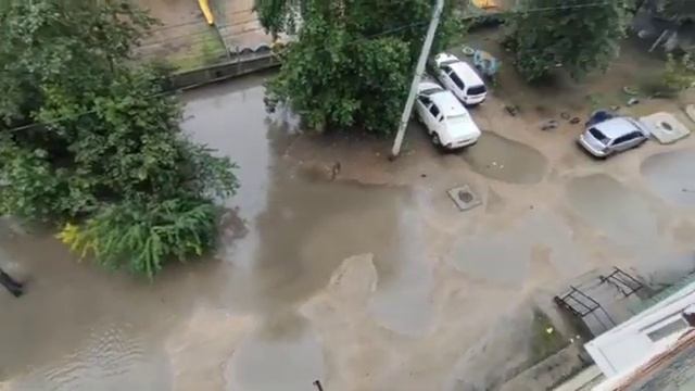 Двор жилого дома в пгт. Чернышевск затопило водой смотреть онлайн