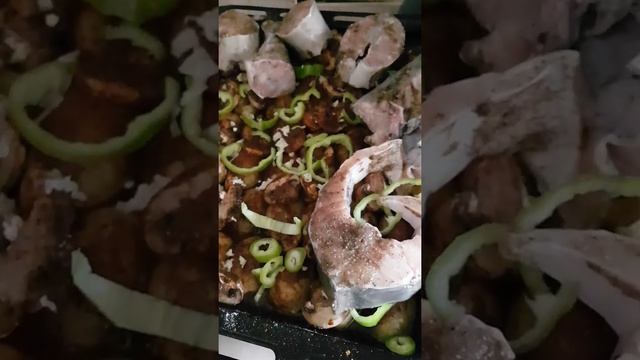 Стерлядь в духовке, с картошкой и грибами. / Sturgeon in the oven, with potatoes and mushrooms. смотреть онлайн