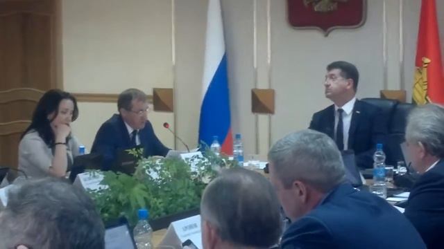 Брянск. Горсовет. Депутат КПРФ А.Г. Архицкий спрашивает А.Н. Макарова смотреть онлайн