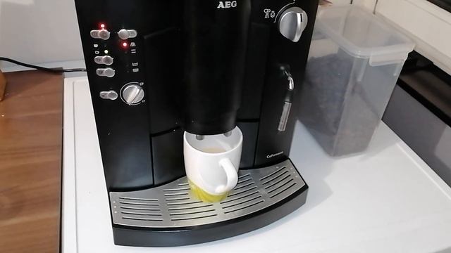 AEG Kaffeemaschine CaFamosa Funktionstest, Kaffeevollautomat, Lampen Grün Blinken, Entlüften