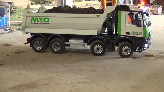 Mercedes Arocs 8x8 halfpipe dumper смотреть онлайн