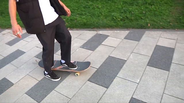 Как ездить на скейте?! Рассказываем как толкаться, поворачивать, и тормозить на скейтборде! смотреть онлайн