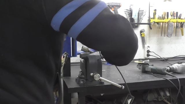 Старый дедовский способ ! Приспособление для выравнивания проволоки ! How to straighten a wire? смотреть онлайн