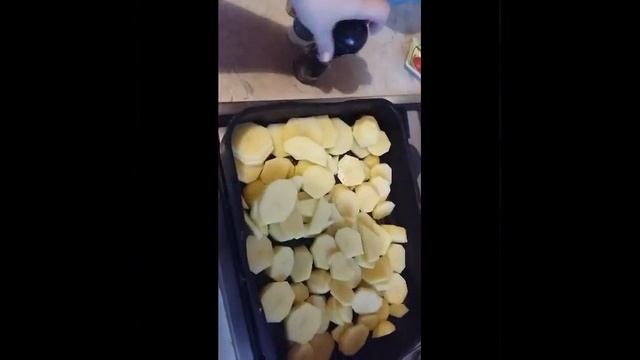 Быстрый и вкусный обед.курица с картошкой.