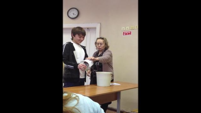 Вода в перевернутом стакане смотреть онлайн