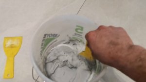 как затереть  швы заподлицо из эпоксидной затирки