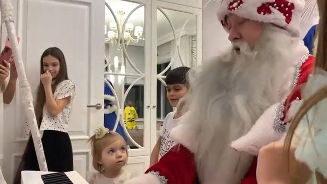 Дед Мороз показывает детям как правильно играть песню про ёлочку смотреть онлайн