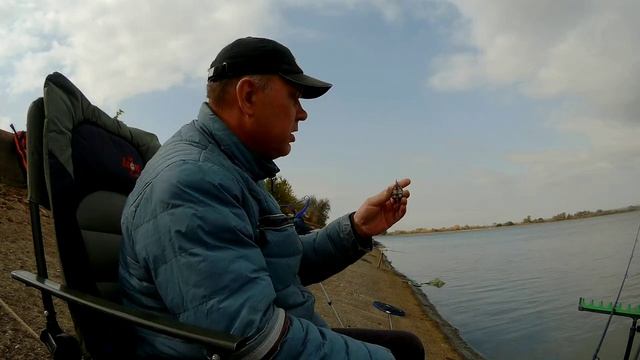 Фидерная рыбалка на запретке, карпы рвут поводки и валят треноги с удилищами! смотреть онлайн