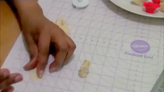 How to make White Modeling Chocolate Roses - Cake Decorating Tutorials смотреть онлайн