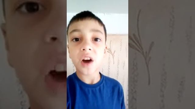 Известный мальчик поет песню смотреть онлайн