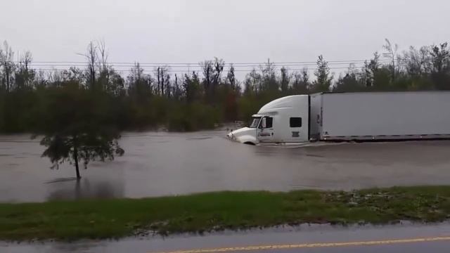 Фура проходит брод смотреть онлайн