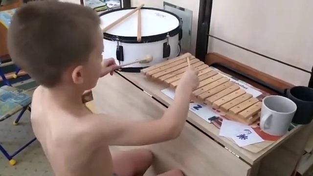 A seven-year-old virtuoso from Russia, incredibly plays the xylophone! смотреть онлайн