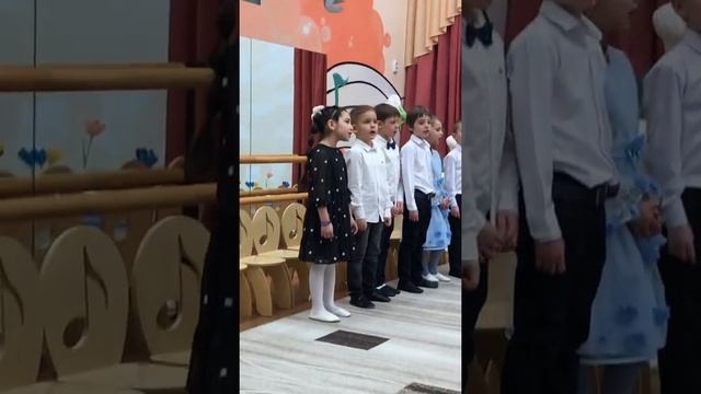 Детский хор мальчиков и девочек в детском саду Москвы / Праздник 8 марта / Мамы сидят в зале смотреть онлайн