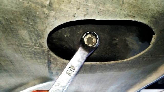 Как заменить масло и масляный фильтр на автомобиле ВАЗ 2115,2114,2113,2199,2109,2108 смотреть онлайн