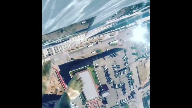 Стеклянный бассейн на крыше смотреть онлайн