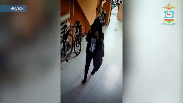 Подозреваемая пряталась от камер наблюдения, но это не помешало полицейским установить её личность смотреть онлайн