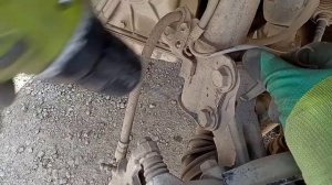 Устраняем стук суппорта на Тойоте Надия.