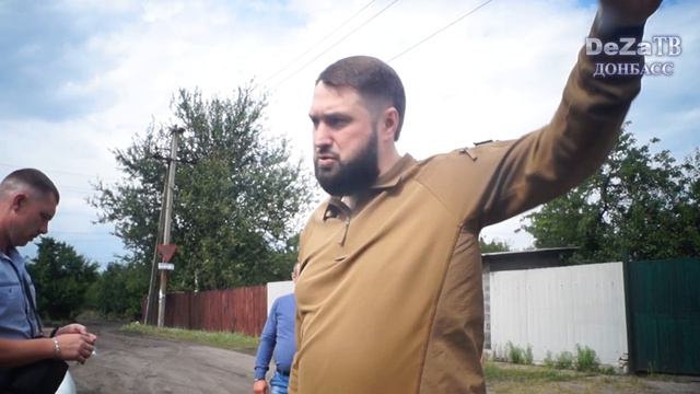 Игорь Захаревич проверил ход выполнения работ по укладке асфальта в городе Дебальцево смотреть онлайн