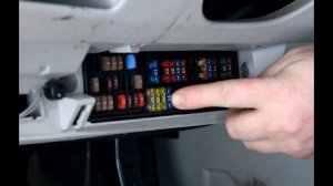 Замена предохранителя №45 блока управления электрооборудованием в Шкоде Фабия