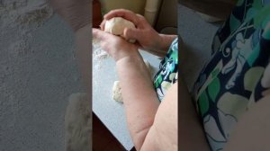 Раскатываем тесто для пирогов