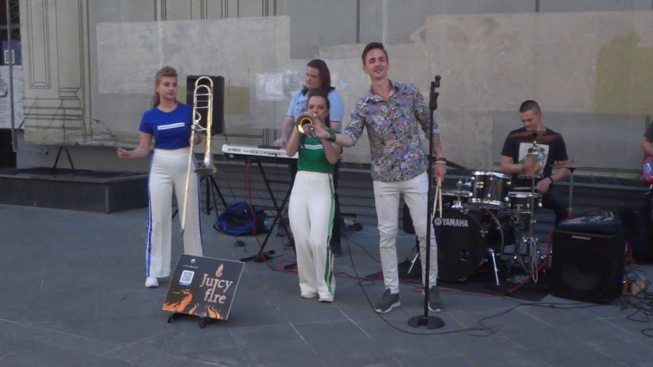 Guns n' Roses - Knock Knock Knocking cover/Музыка московских улиц: Девушки с трубами. JuicyFire band смотреть онлайн