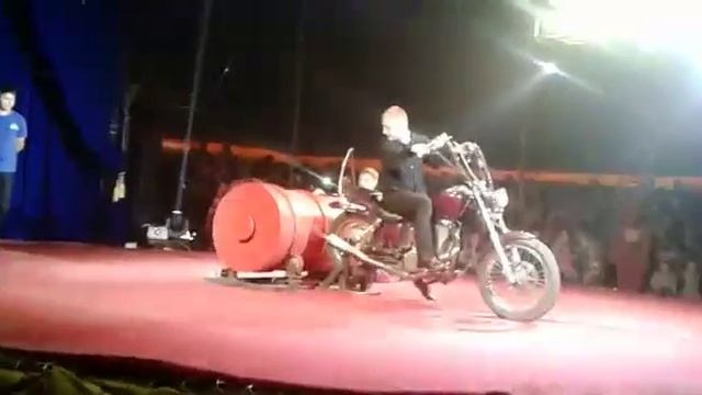 Человек в бочке с стеклом!!! смотреть онлайн