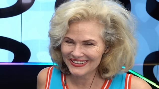 My Mom Reacts to Karens Who Got OWNED! смотреть онлайн
