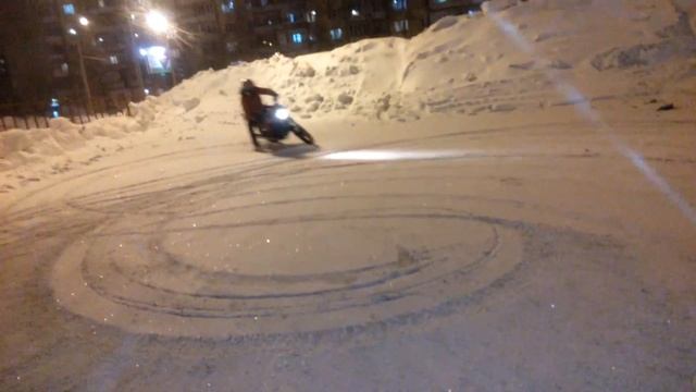 Мотоцикл зимой | Бочком по парковке | [FUN.TV] смотреть онлайн
