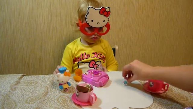 Открываем фотоаппарат и киндер сюрпризы Хелло Китти, the camera and surprises kinder Hello Kitty смотреть онлайн