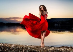 Девушка у моря танцует