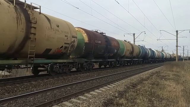 Электровоз ВЛ80Т-1981 с грузовым поездом смотреть онлайн
