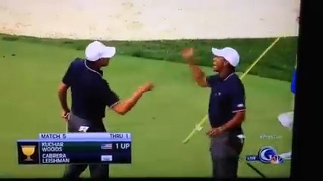 Tiger Woods and Matt Kuchar Fresh Prince handshake смотреть онлайн