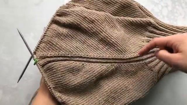 Мастер-класс базовый стильный свитер спицами лицевой гладью с высоким воротом, р.mp4