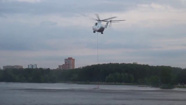 Тушение пожара, забор воды, МИ-26 смотреть онлайн